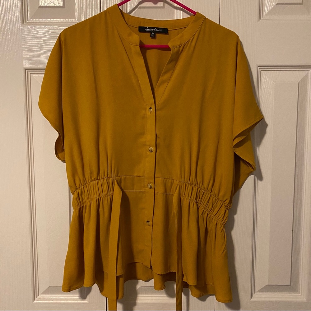 blouse with short sleeves and buttons